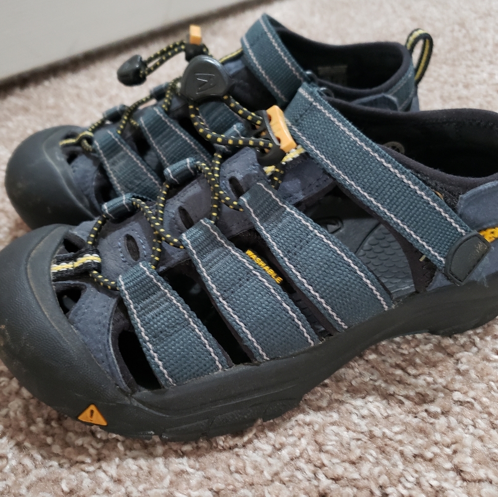Boys Size 2 Keen sandals